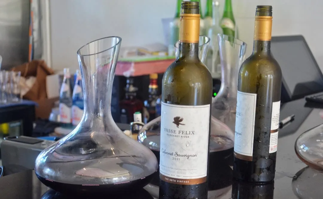 7 Errores Comunes al Servir Vino que Arruinan la Experiencia (y Cómo Evitarlos)