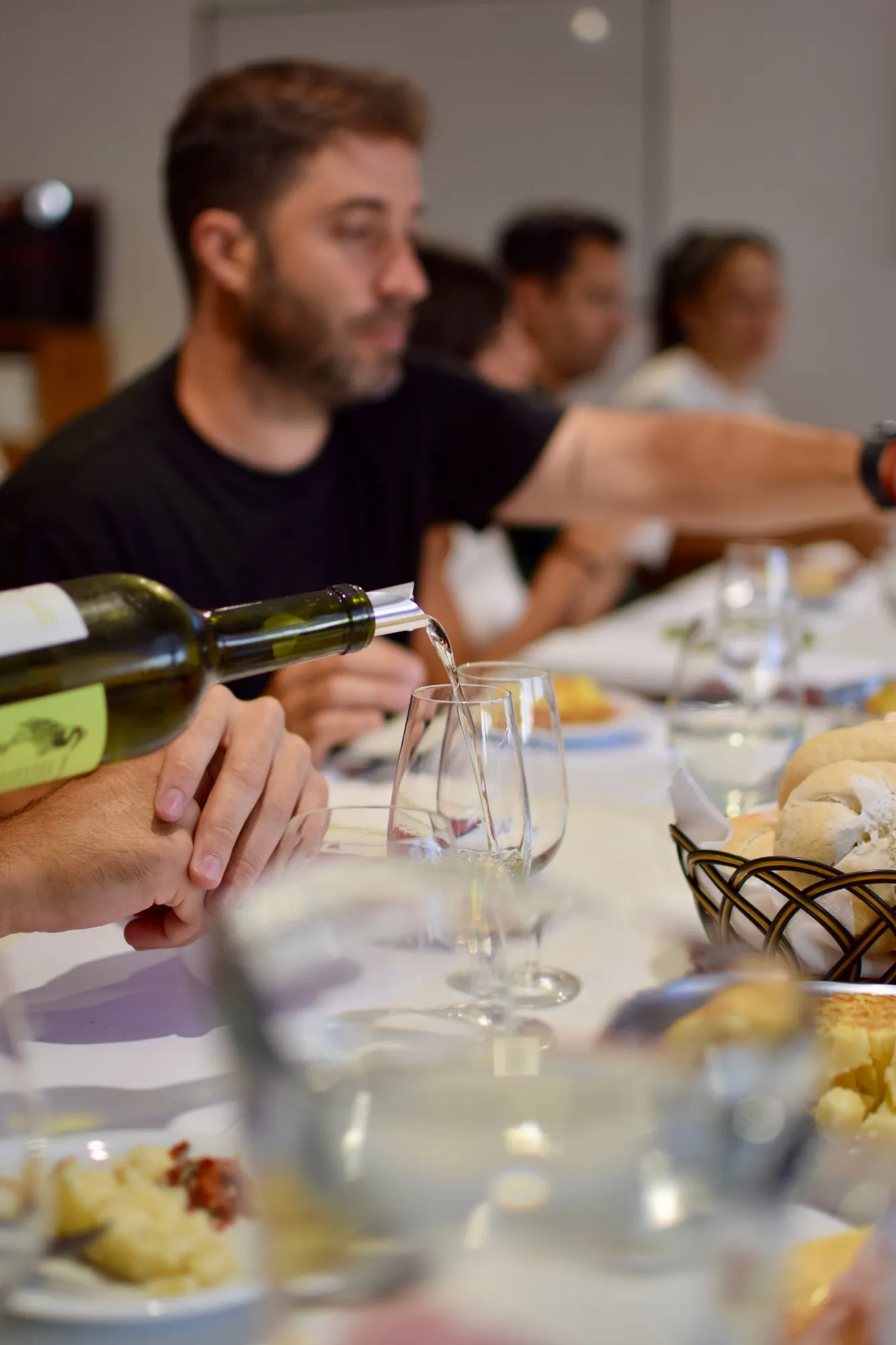 Invitados probando un vino blanco
