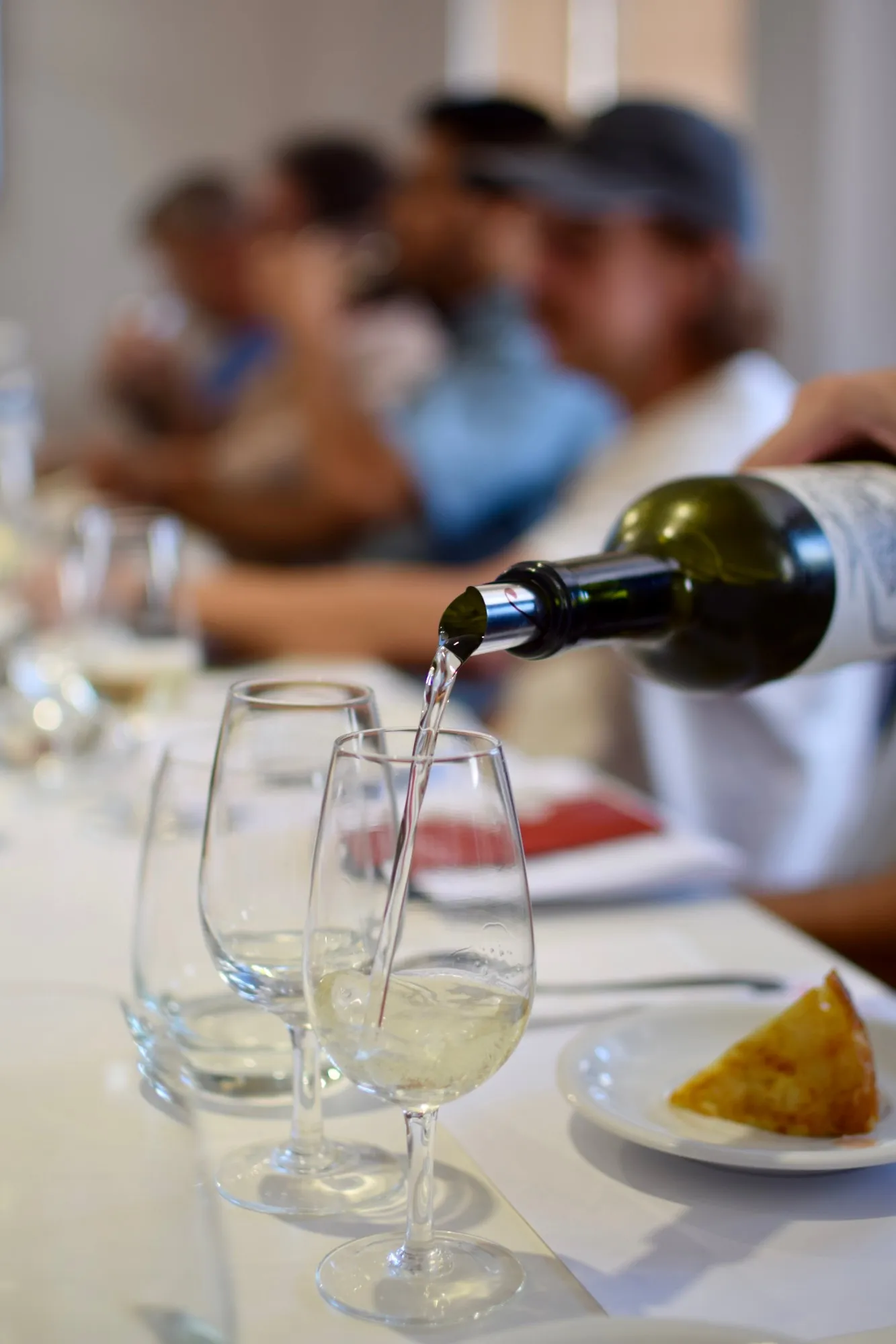 Vino blanco servido en copa de cata