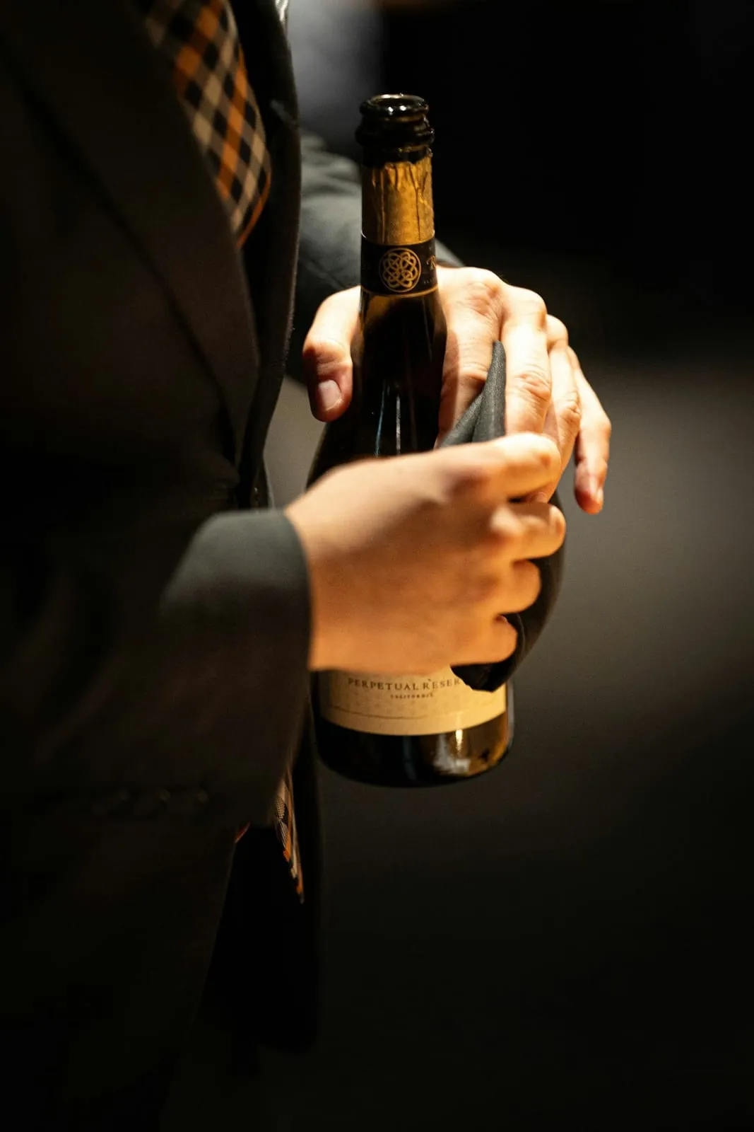 Cómo Elegir el Sommelier Perfecto para tu Evento: Guía Completa 2024