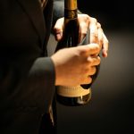 Cómo Elegir el Sommelier Perfecto para tu Evento: Guía Completa 2024